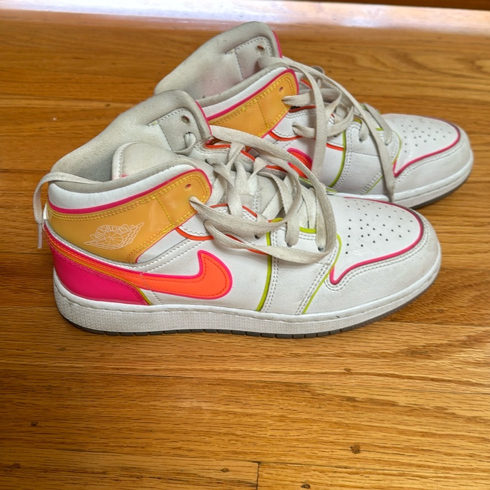 Jordan 1 Mid SE GS ‘Edge Glow’